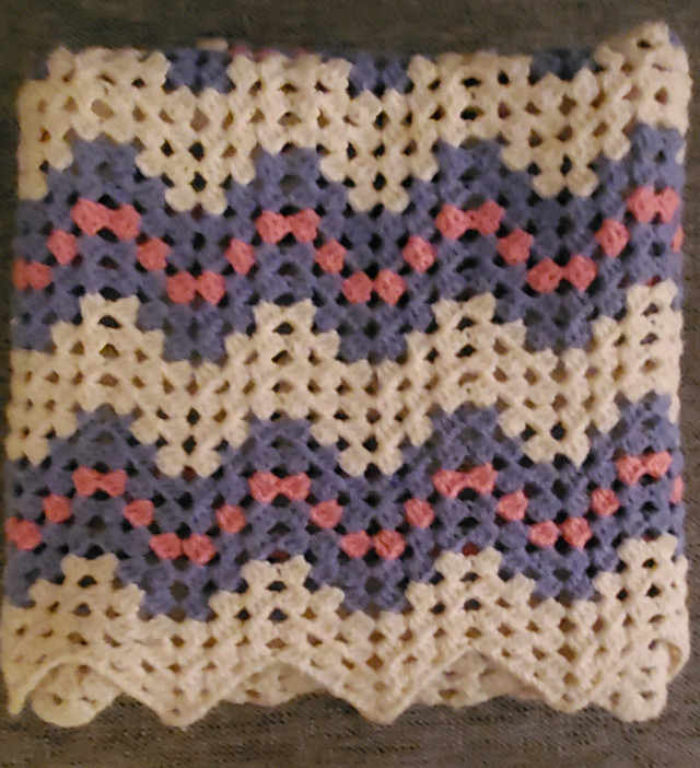 Vintage Handmade Granny Square Crochet Afghan/Throw w Pillow in Home Décor & Accents in Oshawa / Durham Region - Image 4