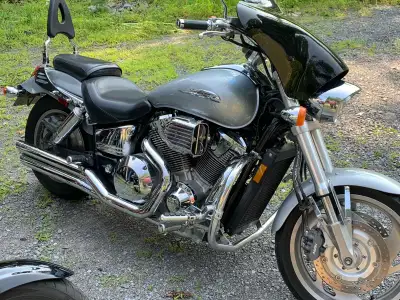 Vance & Hines pipes Tuner K&N Upgraded Intake Hwy Pegs Well maintained Very comfortable ride Lots of...