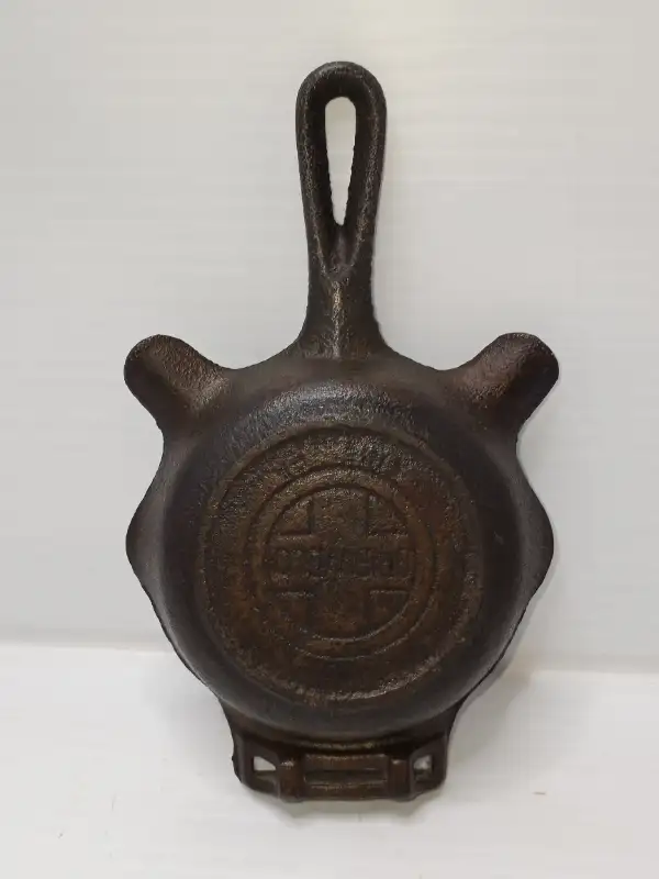 Vintage Griswold Miniature Cast Iron Ashtray Frying Pan in Arts & Collectibles in Kitchener / Waterloo - Image 3