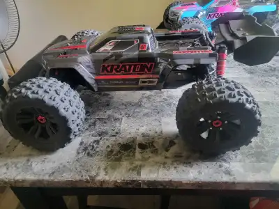 This Arrma Kraton 6S V5 is a powerful 1/8 scale RC monster truck designed for extreme bashing and hi...