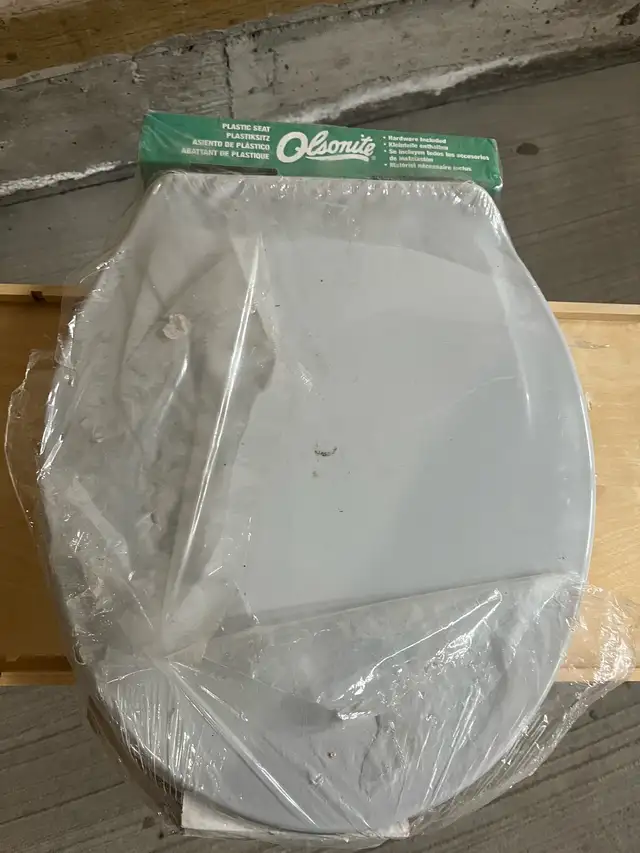 plastic toilet seat in Other in Regina - Image 2