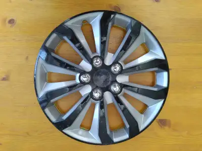 Un seul enjoliveur de roue. Modèle #KT-1061 car hubcap. Prix demandé : $5.00 Pour plus de renseignem...