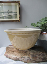 Ceramic Yellow Mixing Bowl with Tilt Stand, China