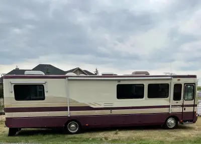 Great condition, Low km 53,058. 35 Ft . 300 Cat Diesel, Allison Automatic Transmission. Second owner...