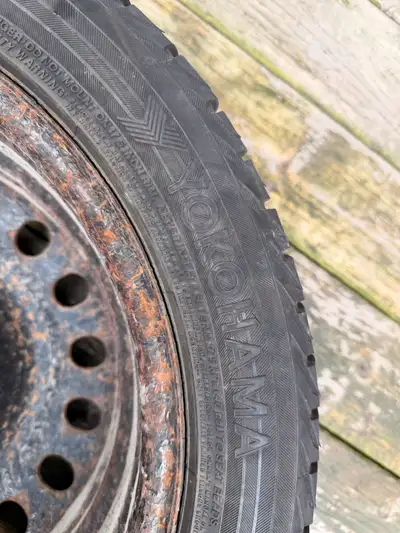 These pre-owned Yokohama iceGUARD iG52 winter tires, size 215/50R17, are ready to help you navigate...