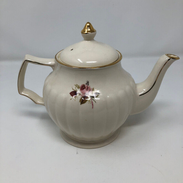 Vintage Sadler Red and Pink Rose Teapot in Arts & Collectibles in Kitchener / Waterloo - Image 2