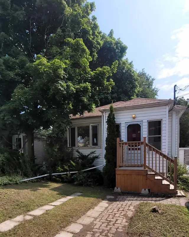 Charming 3 bedroom main floor unit near campus and downtown.63672016680707120
