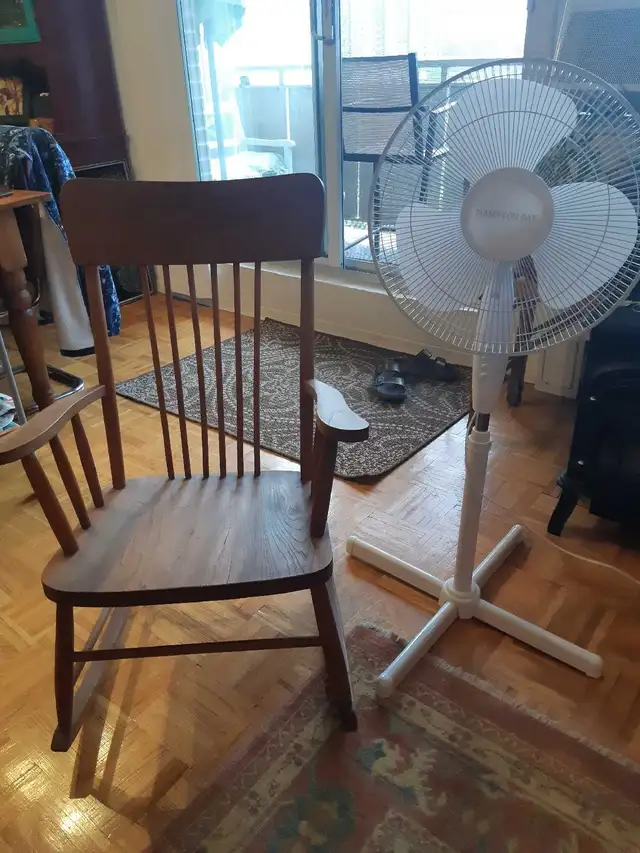 wooden rocking chair in Chairs & Recliners in Ottawa - Image 4