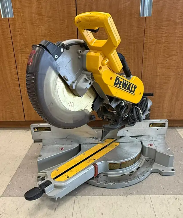 DeWalt DW718 12” Dual Bevel Sliding Compound Miter Saw $399 in Power Tools in Mississauga / Peel Region - Image 5