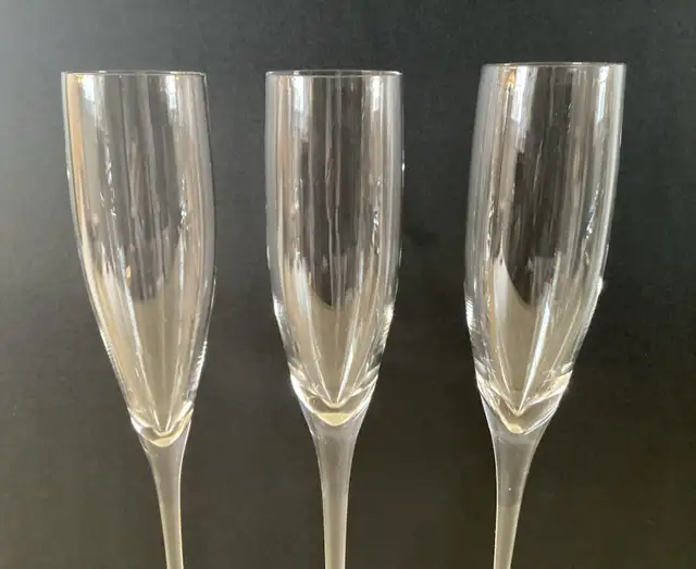 3 Beautiful Classic Crystal Champagne Glasses Flutes in Kitchen & Dining Wares in West Island - Image 3