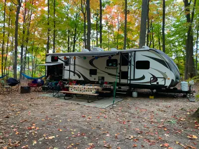 One owner travel trailer. 8000lb total weight easily towed by most 1/2 tonne trucks. 2 slides with s...
