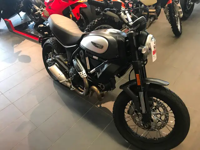 2018 DUCATI Scrambler Street Classic 803cc in Street, Cruisers & Choppers in London - Image 11