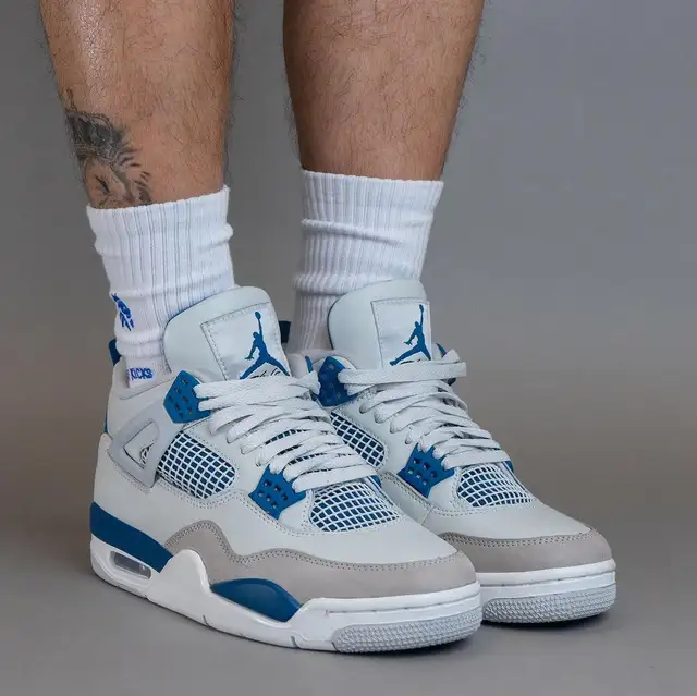** Jordan 4 Military blue size 6y, 6.5y, 10-11 and 13 ** in Men's Shoes in Oakville / Halton Region - Image 2