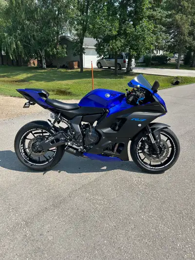 2022 Yamaha YZF R7 up for sale! The bike is in mint condition. Runs and drives great. Brand new safe...