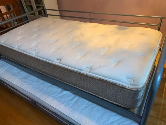 LITS SIMPLE EMPILABLE in Beds & Mattresses in City of Montréal - Image 4