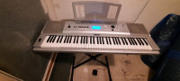 Piano Yamaha Grand Portable DGX230 en excellente condition