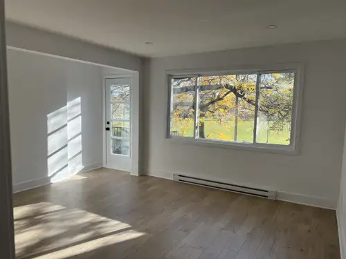 Beau 5 1/2 avec 3 chambres et 2 balcons dans Ahuntsic. Complètement rénové en 2022. Face à un parc a...