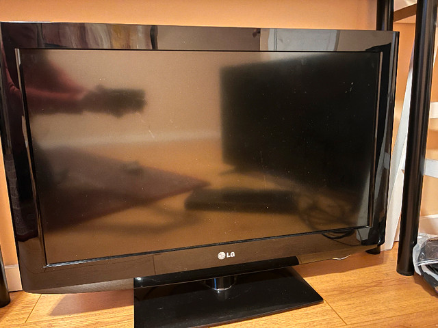 32" LG  TV in TVs in Strathcona County