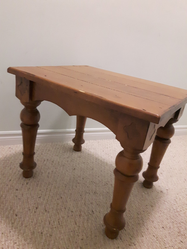 Elegant Solid Pine End Table in Coffee Tables in Cambridge - Image 3