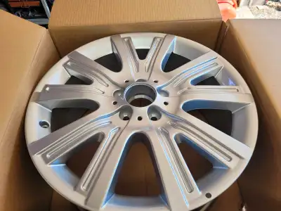 Set of new oem Mercedes benz rims fits ML, GL, GLE maybe other models Asking $1200 as a set of 4