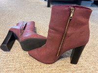Women’s Steve Madden boots size 8