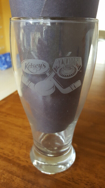 Paul Henderson # 19 Red Wings / Kelsey's 18 oz. Alumni Glass in Arts & Collectibles in Brantford - Image 2
