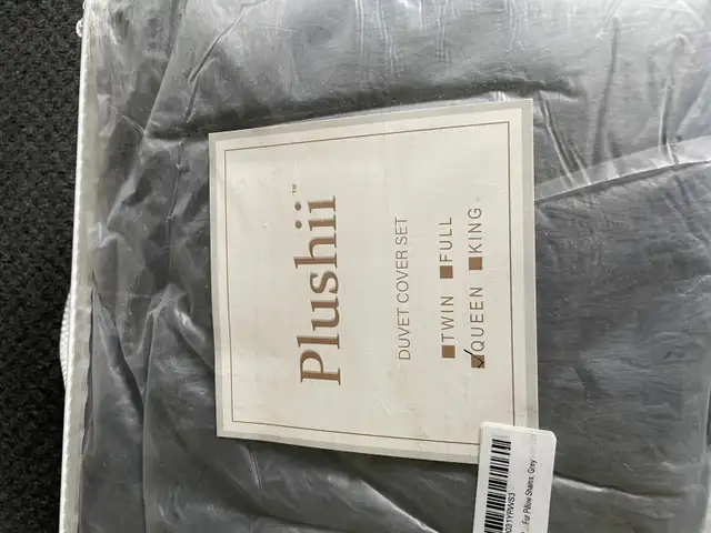 plushii duvet cover set (queen) in Bedding in St. Catharines - Image 3