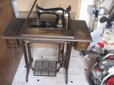 SINGER Antique sewing machine.