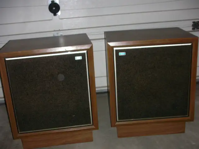 Pair of Vintage Toshiba Stereo Speakers in Speakers in Calgary - Image 2