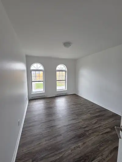 - à proximité de tous les services (épicerie, pharmacie, bibliothèque, etc) - accès à une piste cycl...