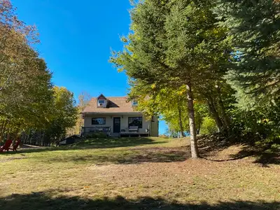 Maison rustique à louer dans le village Chute Saint Philippe situé sur le bord du lac La Chaine a 20...