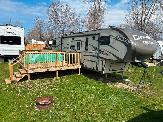 2015 Crusader 36’ Fifth Wheel Camper in Travel Trailers & Campers in Napanee