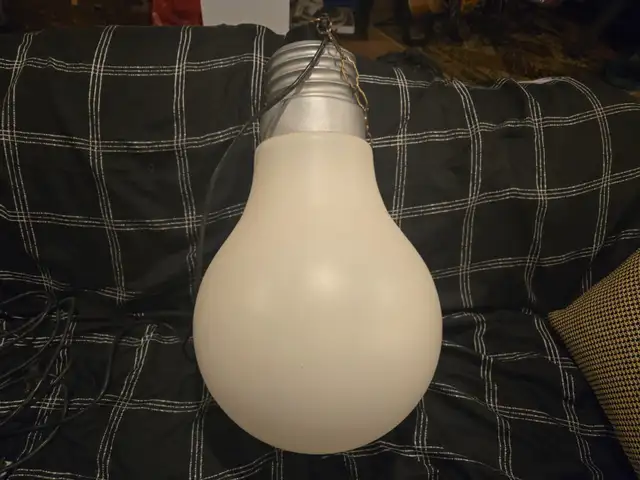 Very large plastic light bulb hanging lamp in Indoor Lighting & Fans in Ottawa - Image 4