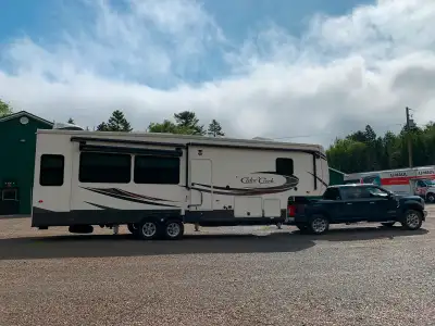 One owner, 36 ft fifth wheel in very good condition. Many options including 3 slides, 6 point hydrau...