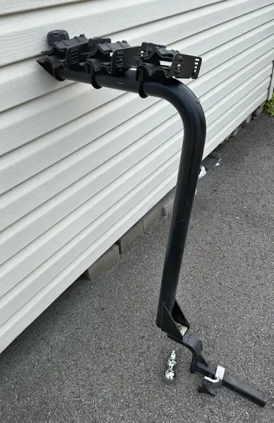 Support pour 3 vélos SportRack avec barrure en très bon état. Se place sur attelage de voiture.