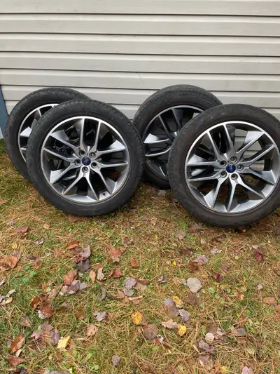 Je vends un ensemble de quatre roues complètes pour Ford Edge, avec un bolt pattern de 5 x 108. Les...