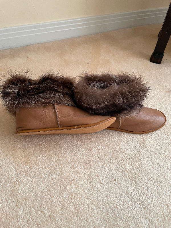 Handmade leather fur lined moccasins/ slippers dans Femmes - Chaussures  à Ville de Montréal - Image 3