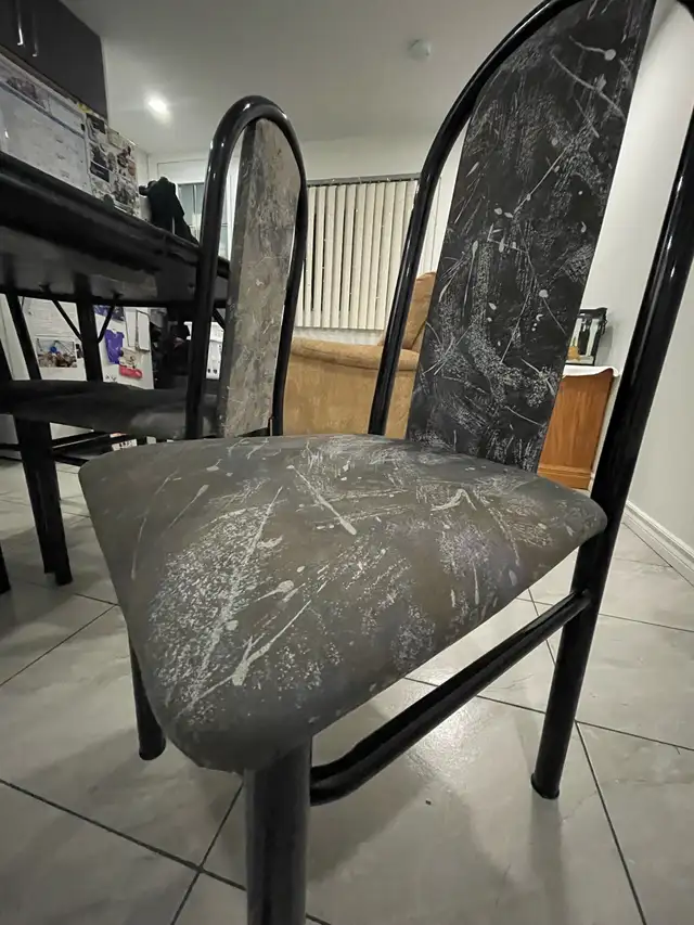 Fauteuil et table avec quatre chaises à vendre in Dining Tables & Sets in Longueuil / South Shore - Image 7