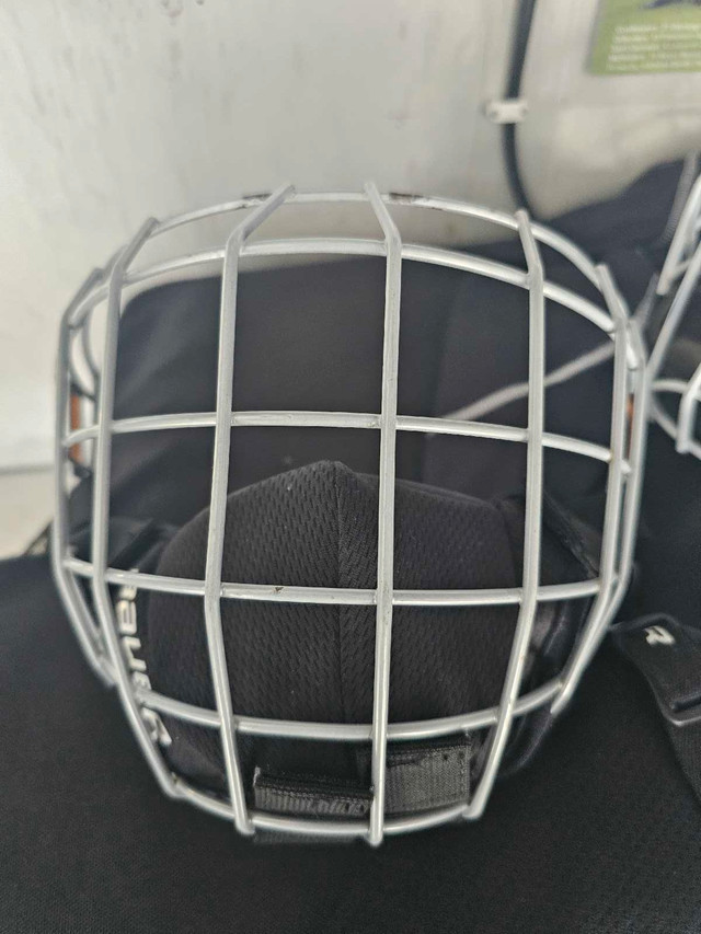 Bauer Helmet Cage/Facemask in Hockey in Markham / York Region - Image 4