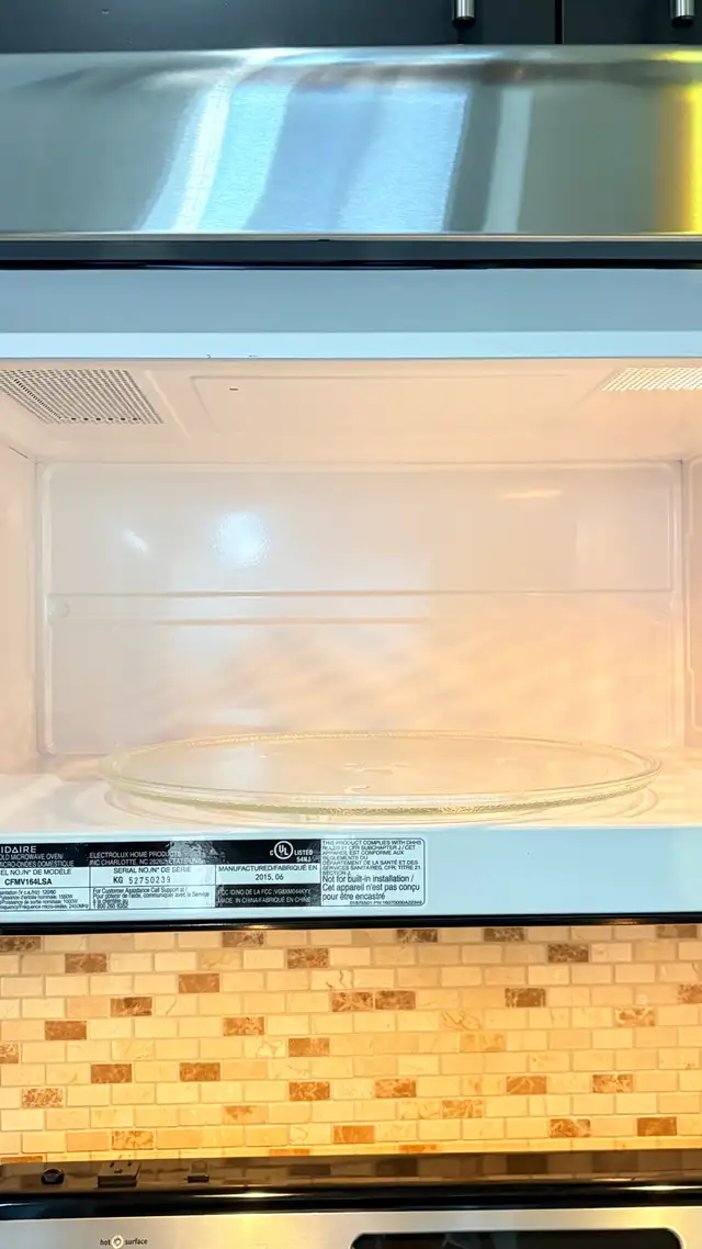 Sleek Frigidaire Stainless Steel Kitchen Set - Range & Microwave in Stoves, Ovens & Ranges in Hamilton - Image 11
