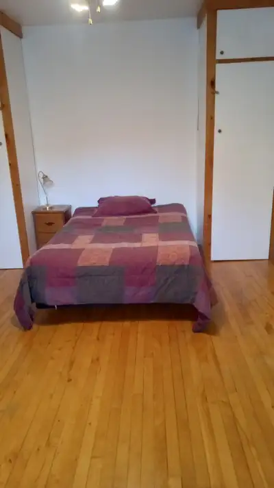 A PARTAGER: Grand 51/2 situé au rez-chaussé, près du métro BEAUBIEN Idéal pour ÉTUDIANTE OU TRAVAILL...