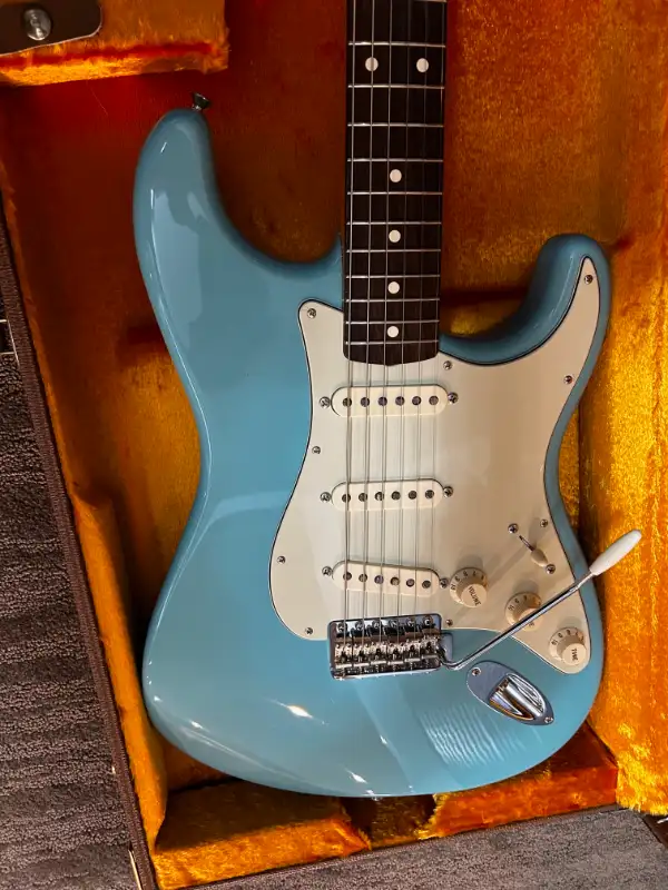 Incredible Vintage USA Fender Stratocaster 62 Reissue AVRI in Guitars in Saskatoon - Image 7