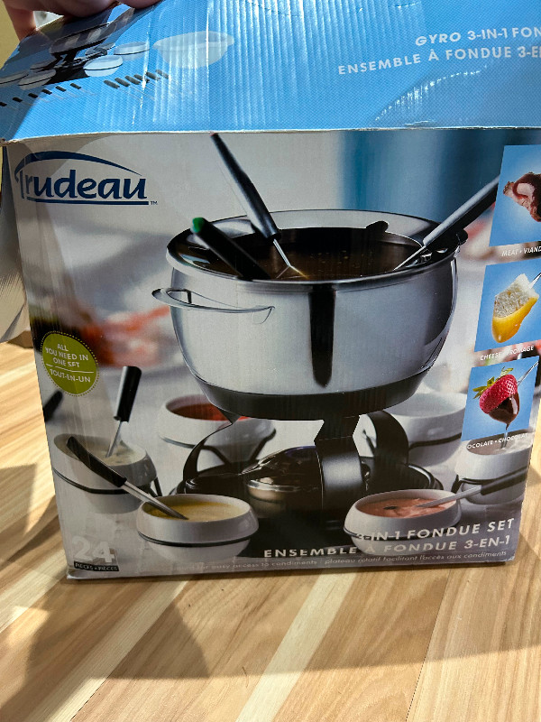 Trudeau Swiss Gourmet 3-in-1 Electric Fondue Set in Other in City of Toronto