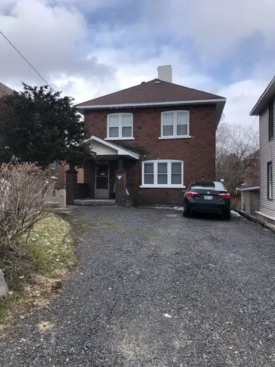 All inclusive upper unit apartment in a quiet triplex downtown-324 Nelson St Walking distance to Bel...