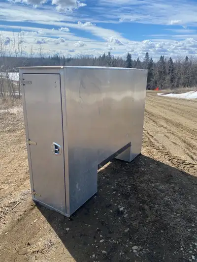 Aluminum backpack toolbox. 2’ deep x5’ high x 7’ wide. Excellent Condition. Mounting brackets.