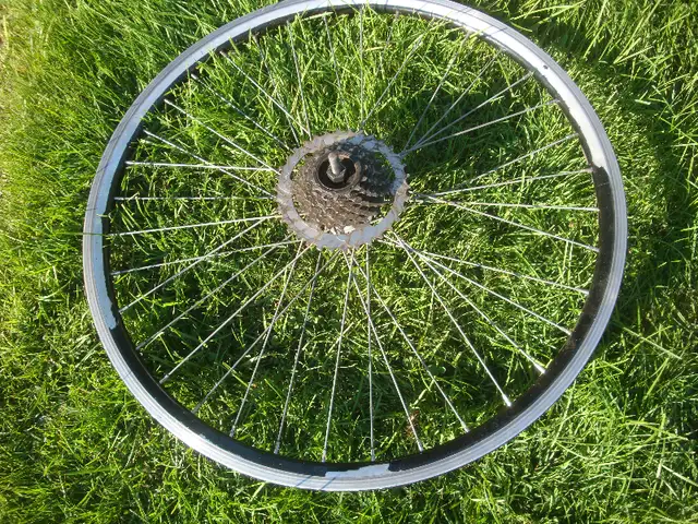 roue arrière de vélo de 26'' in Frames & Parts in Longueuil / South Shore - Image 4
