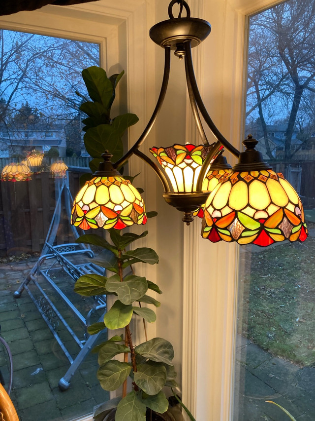Tiffany chandelier light fixture, stained glass in Electrical in Markham / York Region - Image 4