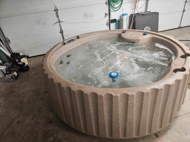 hot tub ( plug & play ) in Hot Tubs & Pools in Oshawa / Durham Region - Image 2
