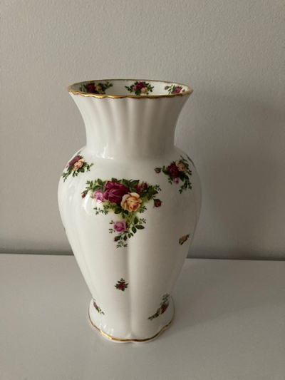 Vase en porcelaine  blanche Royal Albert Old Country Roses., View more
