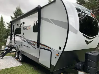 Roulotte pour un couple. Nous l'avons achetée à la fin de l'été 2021. Depuis, nous avons fait que 2...